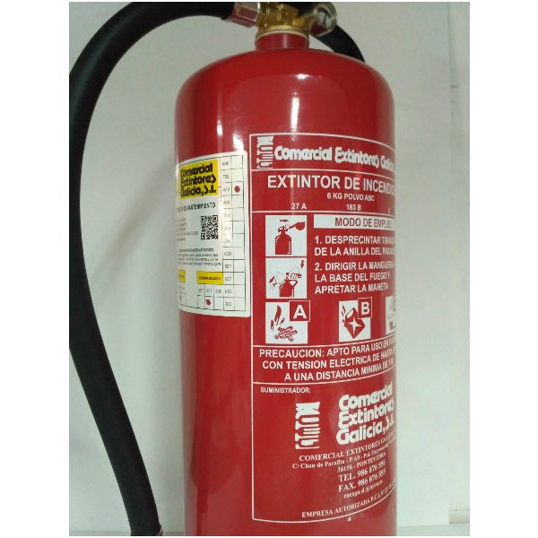 Detalle de un extintor de incendios visto de cerca suministrado por Comercial Extintores Galicia - Coexga