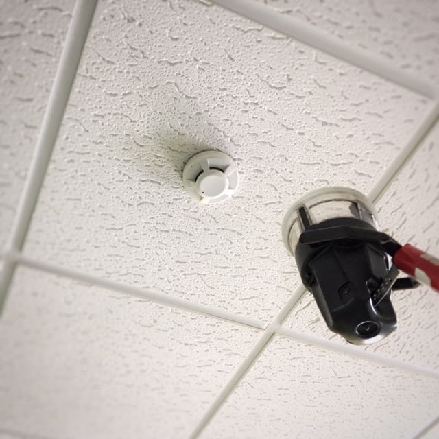 Sistema de detección de incendios de tipo convencional ubicado en el techo de un recinto
